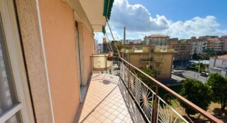 TRILOCALE CON DOPPIO BALCONE E POSTO AUTO –  VIA DANTE – 200 M DAL MARE – BORGHETTO SANTO SPIRITO