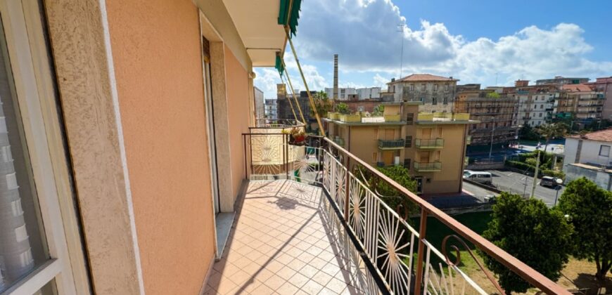 TRILOCALE CON DOPPIO BALCONE E POSTO AUTO –  VIA DANTE – 200 M DAL MARE – BORGHETTO SANTO SPIRITO