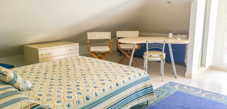 ATTICO SU 2 LIVELLI CON TERRAZZO VISTA MARE –  VIA SOLVA – 150 M DAL MARE –  ALASSIO