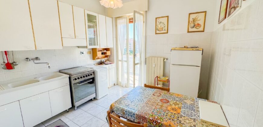 TRILOCALE CON DOPPIO BALCONE E POSTO AUTO –  VIA DANTE – 200 M DAL MARE – BORGHETTO SANTO SPIRITO