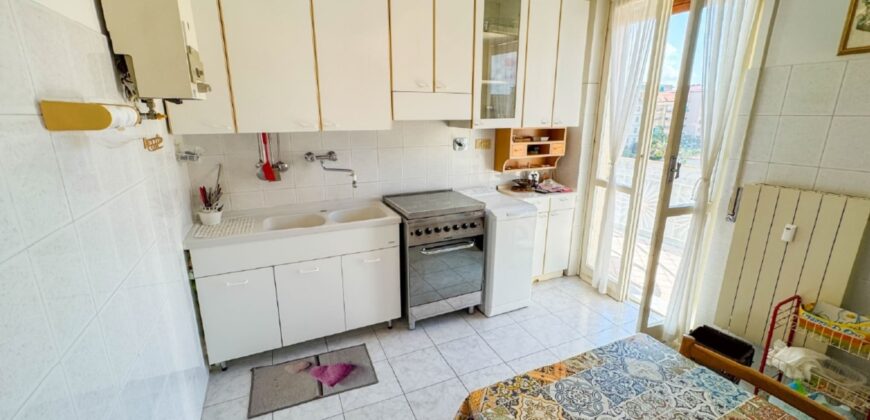 TRILOCALE CON DOPPIO BALCONE E POSTO AUTO –  VIA DANTE – 200 M DAL MARE – BORGHETTO SANTO SPIRITO