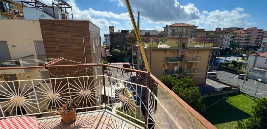 TRILOCALE CON DOPPIO BALCONE E POSTO AUTO –  VIA DANTE – 200 M DAL MARE – BORGHETTO SANTO SPIRITO