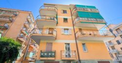 TRILOCALE CON DOPPIO BALCONE E POSTO AUTO –  VIA DANTE – 200 M DAL MARE – BORGHETTO SANTO SPIRITO