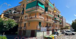 TRILOCALE CON DOPPIO BALCONE E POSTO AUTO –  VIA DANTE – 200 M DAL MARE – BORGHETTO SANTO SPIRITO