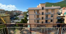 TRILOCALE CON DOPPIO BALCONE E POSTO AUTO –  VIA DANTE – 200 M DAL MARE – BORGHETTO SANTO SPIRITO