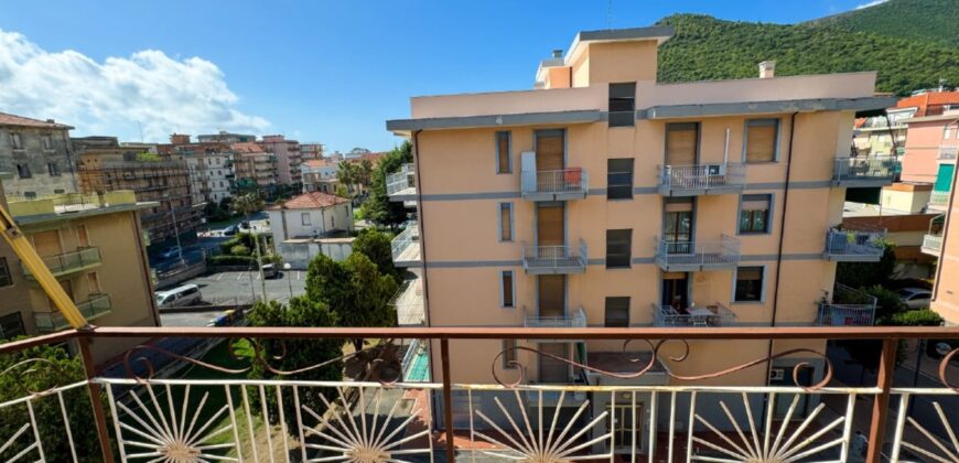 TRILOCALE CON DOPPIO BALCONE E POSTO AUTO –  VIA DANTE – 200 M DAL MARE – BORGHETTO SANTO SPIRITO